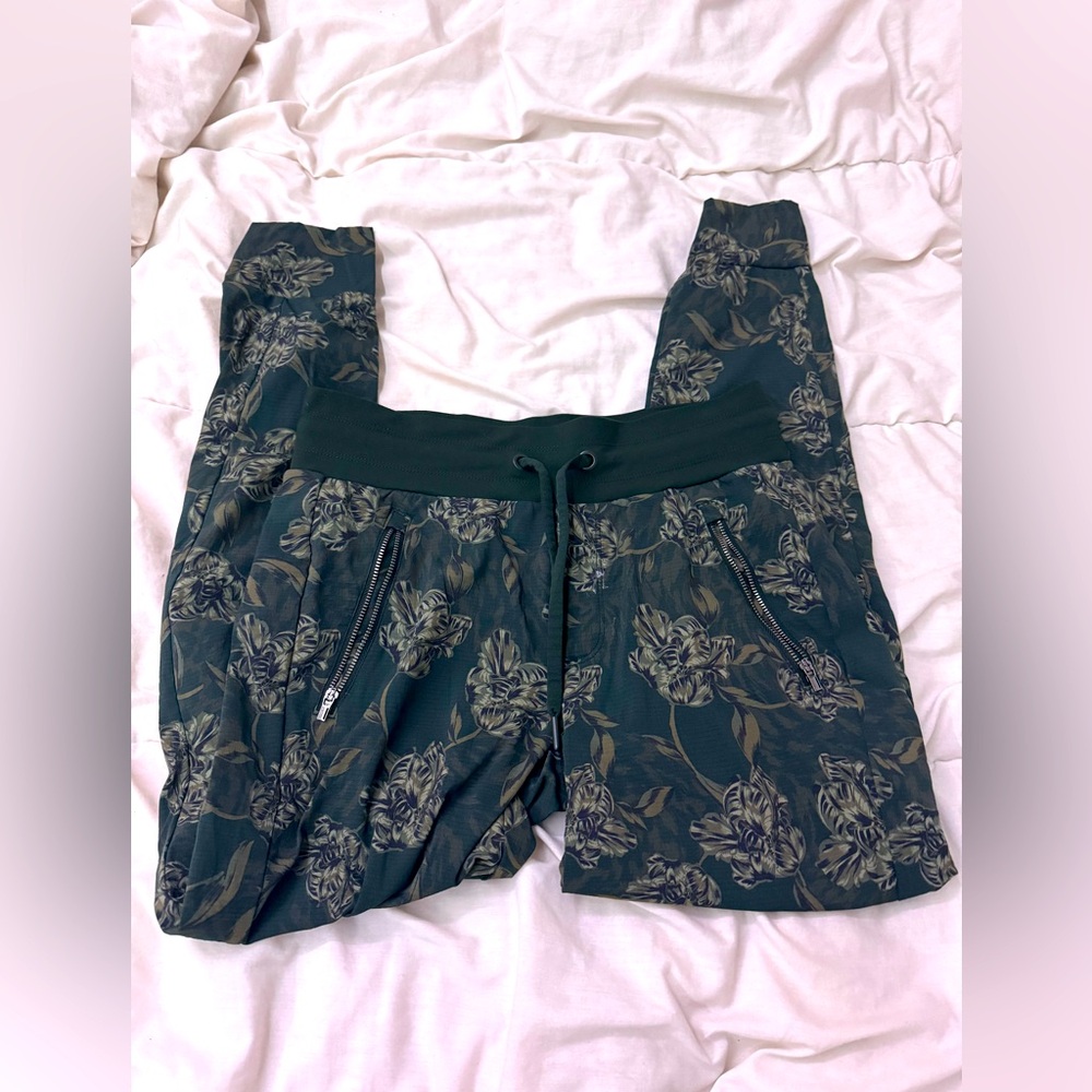 Athleta trekke north printed jogger size 2 in amazing condition!